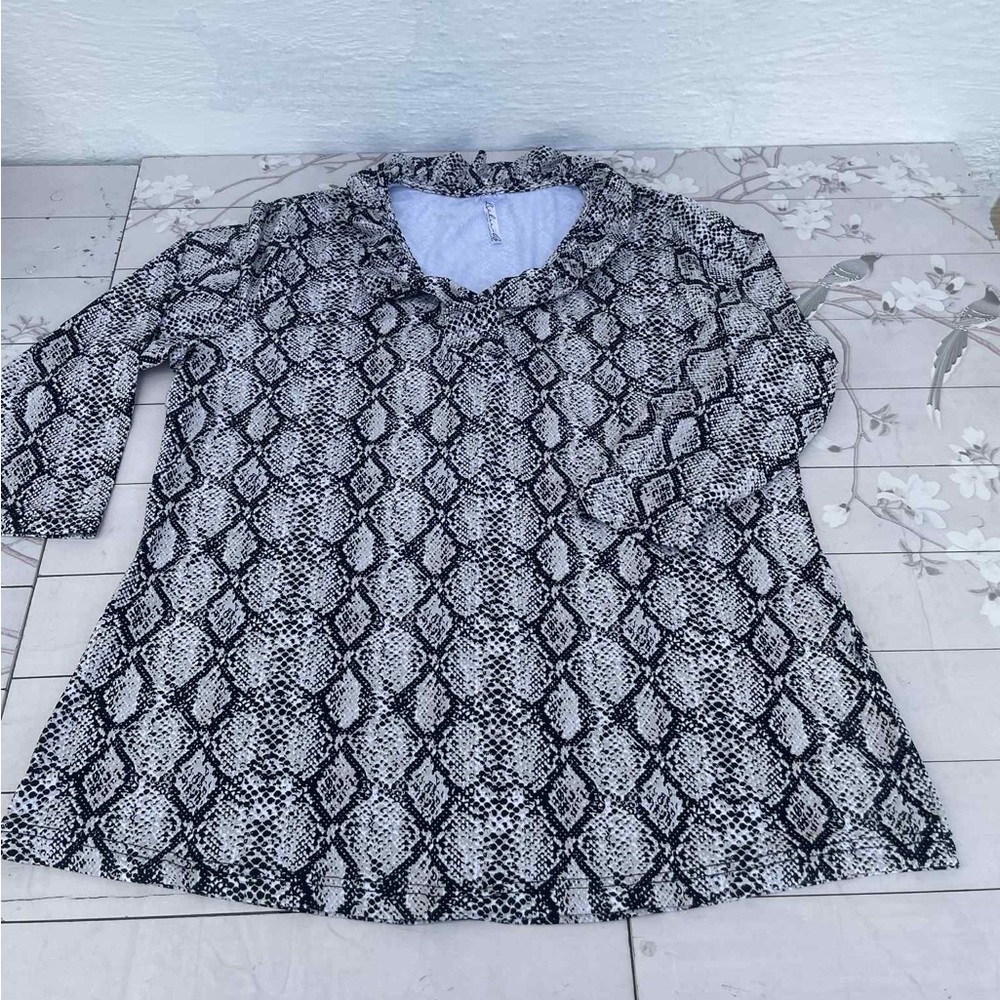 Lulu-B Black and White Snake Print Blouse - Picture 5 of 8